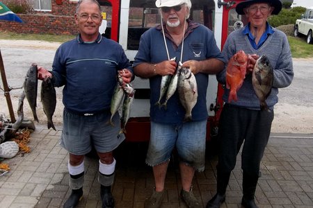 Dis gelukkige manne hierdie! Na â€˜n lekker dag op see kan (van links) Steve Serbon, Johan Henn en Jannie Roux ook spog met makriel, mooi hotties en â€˜n roman. 